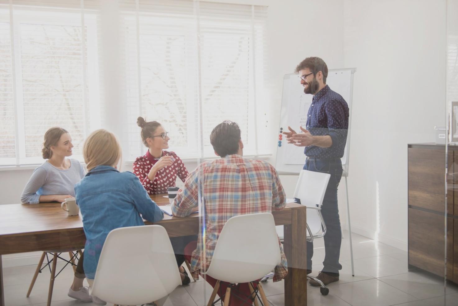 Finanzanalyse am Arbeitsplatz mit Diagrammen und Berechnungen